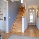 Diele im Eingangsbereich mit Treppe nach oben