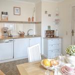 Küche mit Backofen und Geschirrspüler