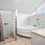Dusche mit Duschvorhang, Badewanne und Waschbecken.