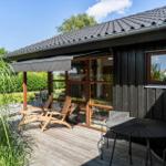 Terrasse mit Sitzgelegenheiten und Blick auf Garten und Haus.