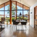 Esszimmer mit Holztisch, Stühlen und großem Fensterblick