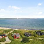 Rote Strandhütte mit Blick auf das Meer und Sandstrand.