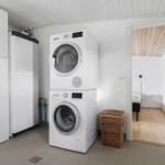 Wäscherei mit Waschmaschine und Trockner, Korb und Kühlschrank
