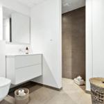 Badezimmer mit Toilette, Waschbecken und Dusche.