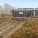 Moderne Holzhütte mit Terrasse in ländlicher Umgebung