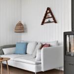 Wohnzimmer mit Sofa, Kamin und Wandregal.