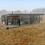 Moderne Villa mit großem Holzterrasse und Glasfronten im Freien.