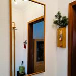 Großer Garderobenspiegel für den richtigen look.