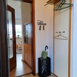 Eingangsbereich mit Garderobe und kleiderschonende Rope Hanger von Peppermint Products. Hier hängen Sie absolut richtig.