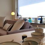 Wohn- und Essbereich mit Sofa, Tisch und Fensterblick.