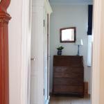 Hausflur mit antikem Standuhr, Schrank und Spiegel