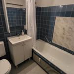 Badezimmer mit Badewanne, Toilette und Waschbecken.