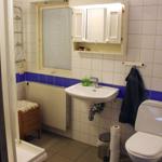 Badezimmer mit Waschbecken, Toilette und Fenster
