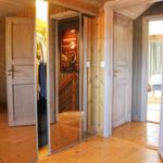 Schlafzimmer mit Kleiderschrank und Treppe. Holzwände und -boden.