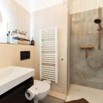 Badezimmer mit Dusche, Waschbecken und Toilette