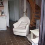 Wohnbereich mit Sitzgelegenheit und Küchenbereich im Hintergrund.