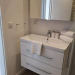 Weiße Waschbeckenunterschrank mit Spiegel und Handtüchern