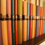 Regal mit farbigen Büchern der Stuttgarter Zeitung.