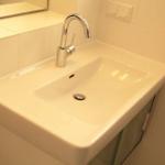 Waschbecken mit Armatur und Spiegel über dem Waschbecken