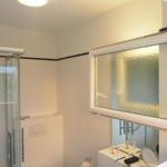 Badezimmer mit Dusche, Toilette und Waschbecken