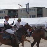 Reiter auf Pferden bei einem Polo-Spiel auf Sandplatz
