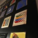 Wand mit historischen Kieler Woche-Aufklebern von 1979 bis 1980.