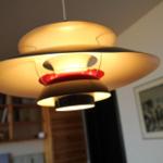 Hängelampe mit mehreren Schichten und rotem Detail.