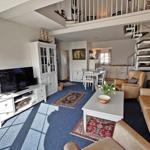 Wohn- und Essbereich mit Treppenhaus und Fernseher