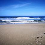 Strand mit Wellen und Sandstrand