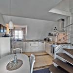 Küche mit Essbereich und Treppe zur oberen Etage