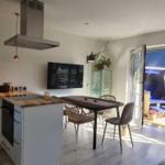 Küche mit Essbereich und Blick auf Terrasse