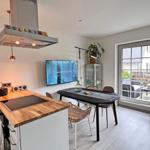 Küche mit Esstisch, TV und Terrasse