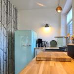 Küche mit Holzoberfläche, hellblauer Kühlschrank und Baum壁纸.