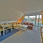 Wohnzimmer mit Essbereich, Sofa und Balkonblick.