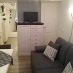 Wohn-Schlafraum mit Boxspringcouch