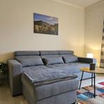 Das Wohnzimmer mit gemütlichem Schlafsofa