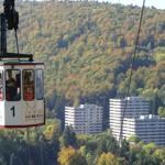 Die Seilbahn mit Blick zur Apartmentanlage