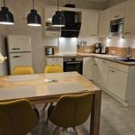 Die Küche mit Kühlschrank und Gefrierfach
