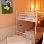 Zimmer mit Doppelstockbetten und Wandbild von Donald Duck.