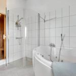 Bad mit Dusche, Whirlpool und Sauna