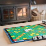 Scrabble-Spiel auf Tisch vor Kamin im Wohnbereich