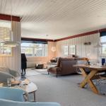 Wohn- und Essbereich mit Holztisch, Sofa und Fenstern