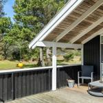 Terrasse mit Sitzgelegenheiten und Blick auf Wald und Gras
