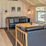 Wohnzimmer mit Sofa, Couchtisch und Fensterblick.