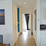 Wohnung mit Küche, Flur und Wandbild am Strand