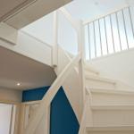 Treppenhaus mit weißer Treppe und Dachfenster