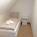 Ein Schlafzimmer mit einem Bett und einem Nachttisch.