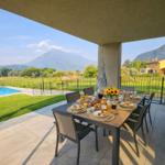Terrasse mit Esstisch, Pool und Bergblick