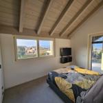 Schlafzimmer mit Blick auf Terrasse und Landschaft