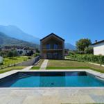 Moderne Villa mit Pool und Blick auf Berge.